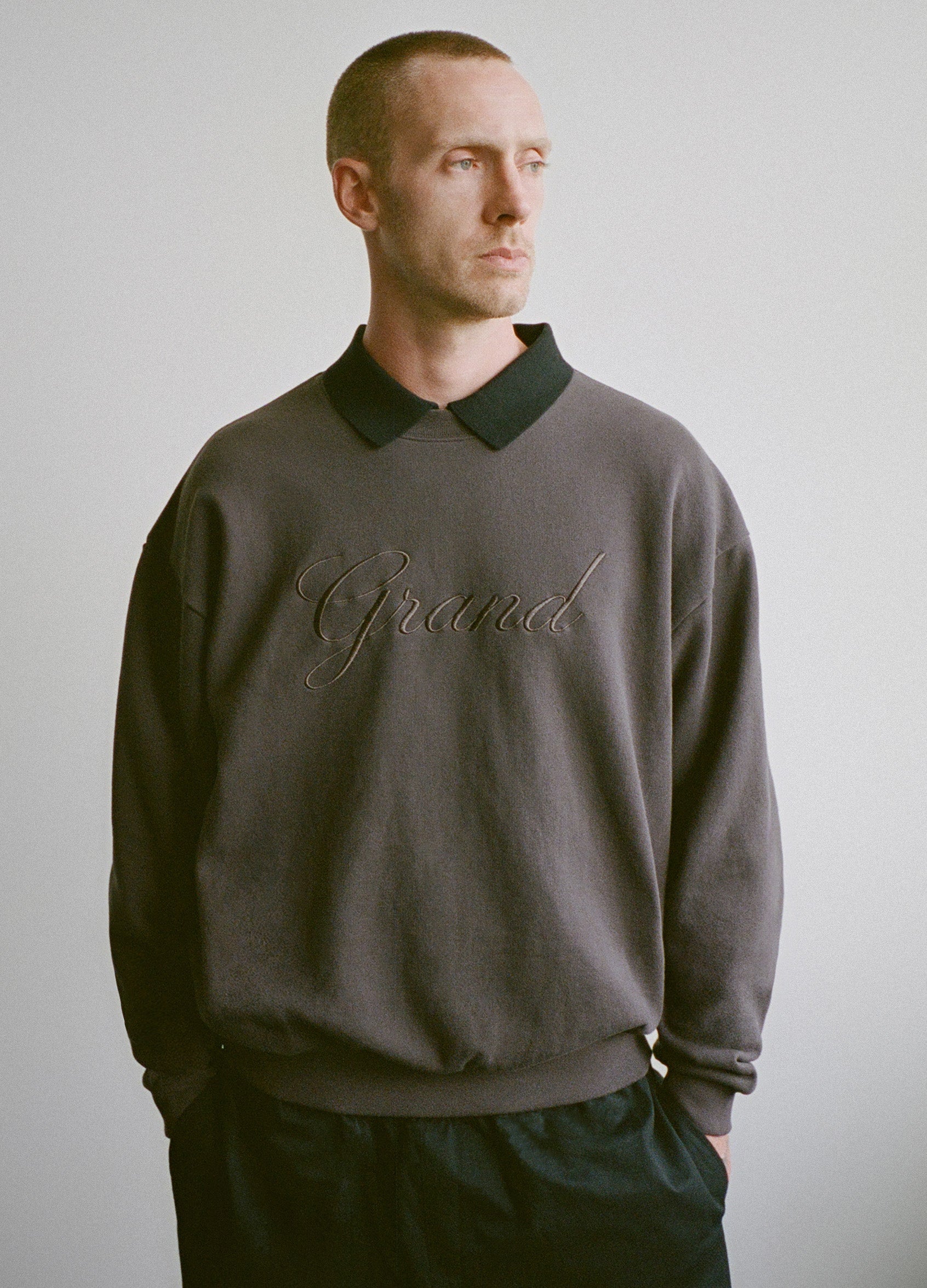 EMBROIDERED CREWNECK ESPRESSO