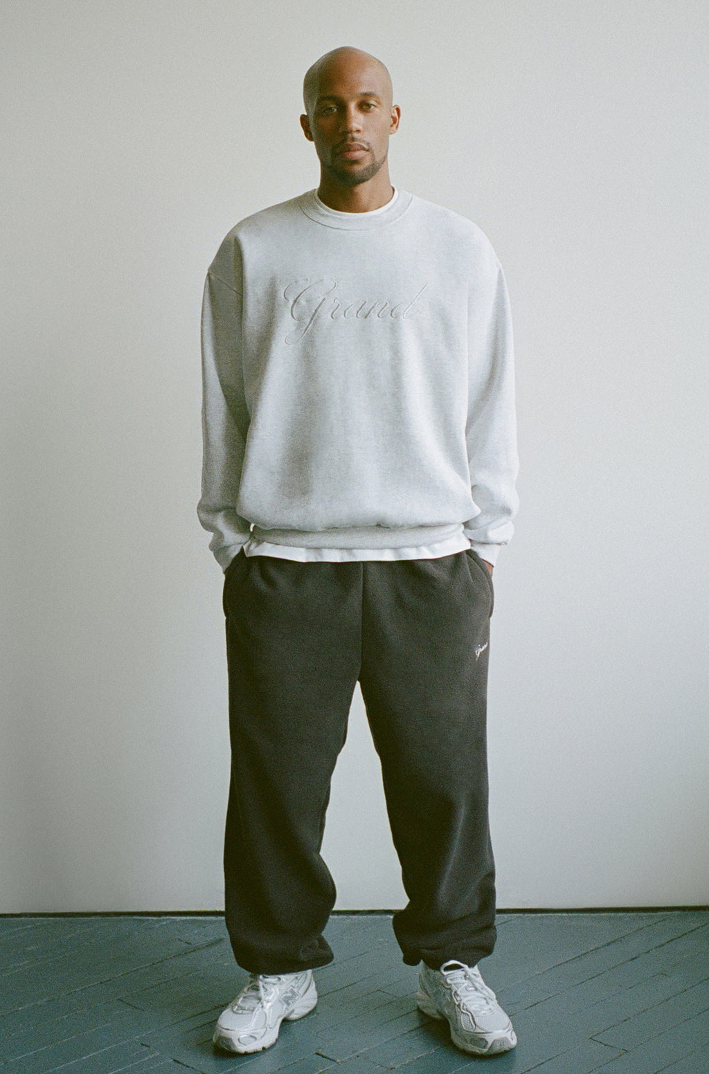 EMBROIDERED CREWNECK ASH GREY