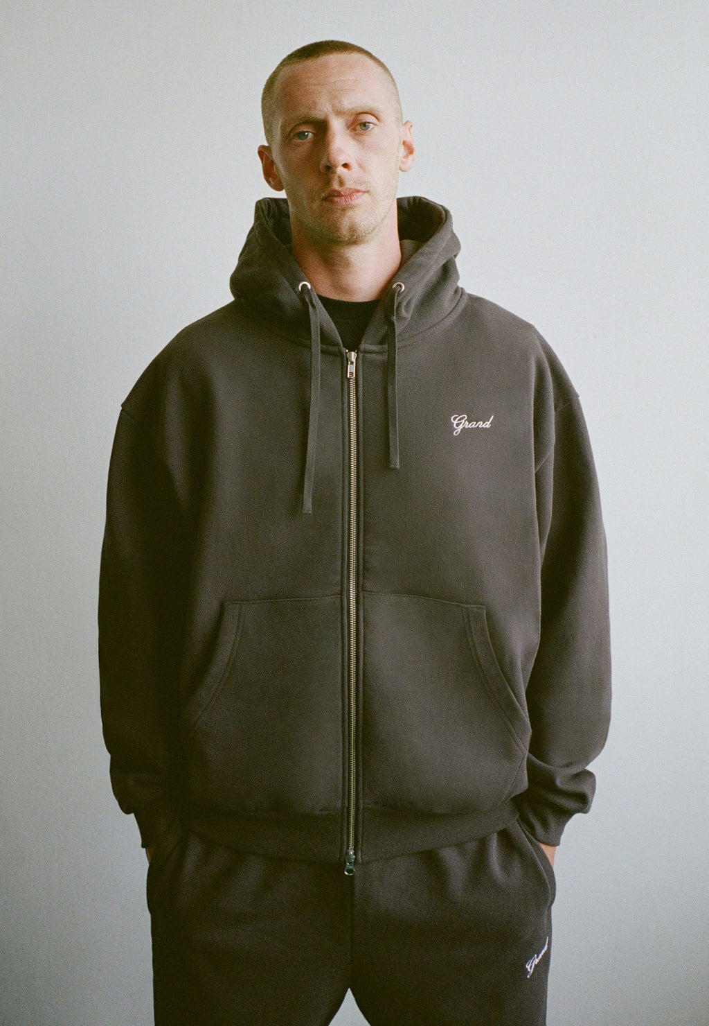 ZIP UP SCRIPT SWEATSHIRT ESPRESSO
