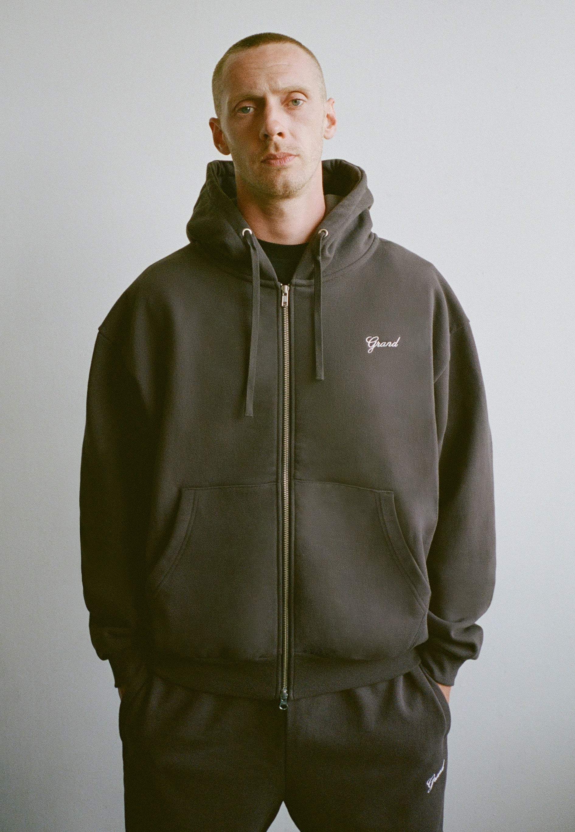 ZIP UP SCRIPT SWEATSHIRT ESPRESSO